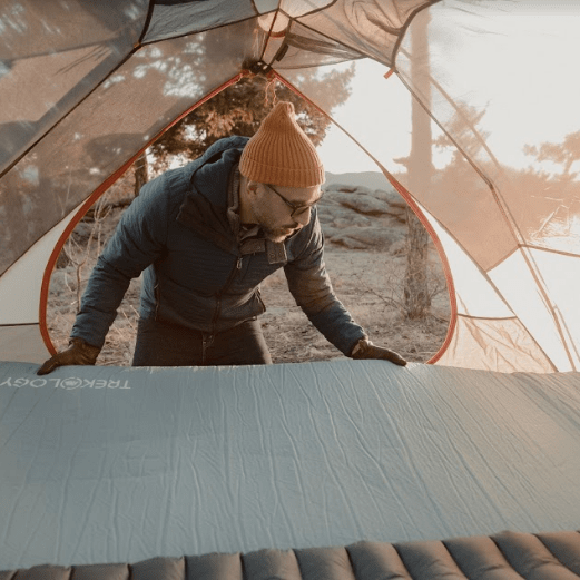 how does a self inflating sleeping pad work