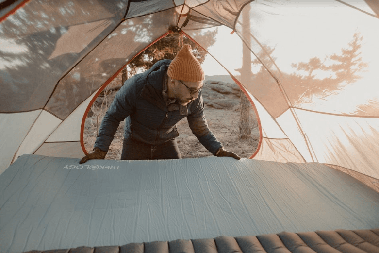 how does a self inflating sleeping pad work