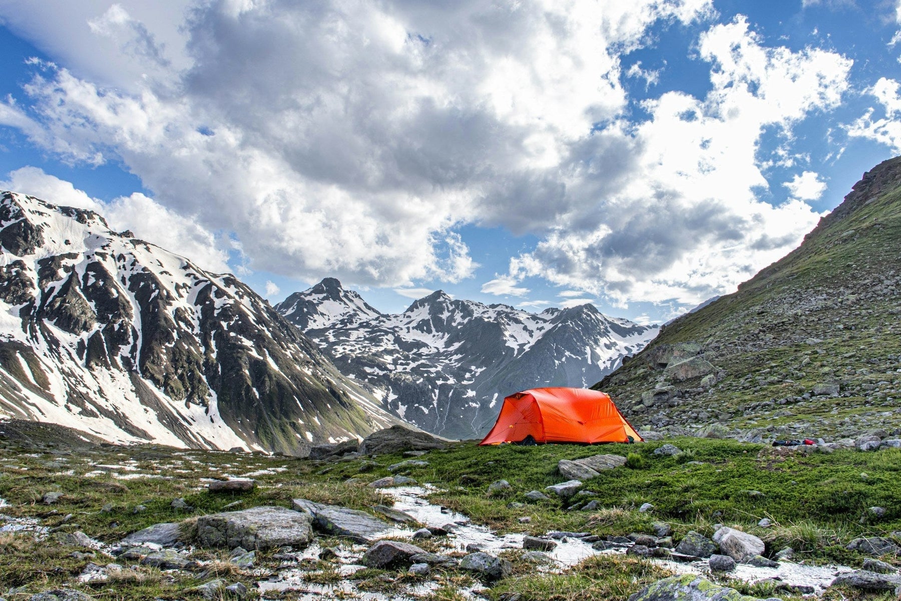 8 Crucial Camping in Cold Weather Tips for 2025